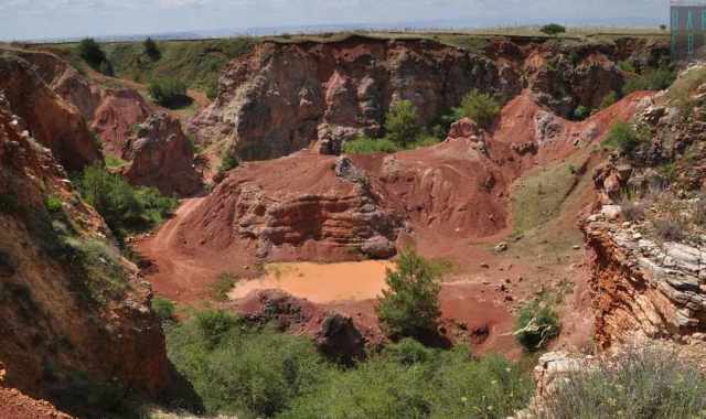 Spinazzola, quel posto che sembra un canyon del far west:  la cava rossa di bauxite